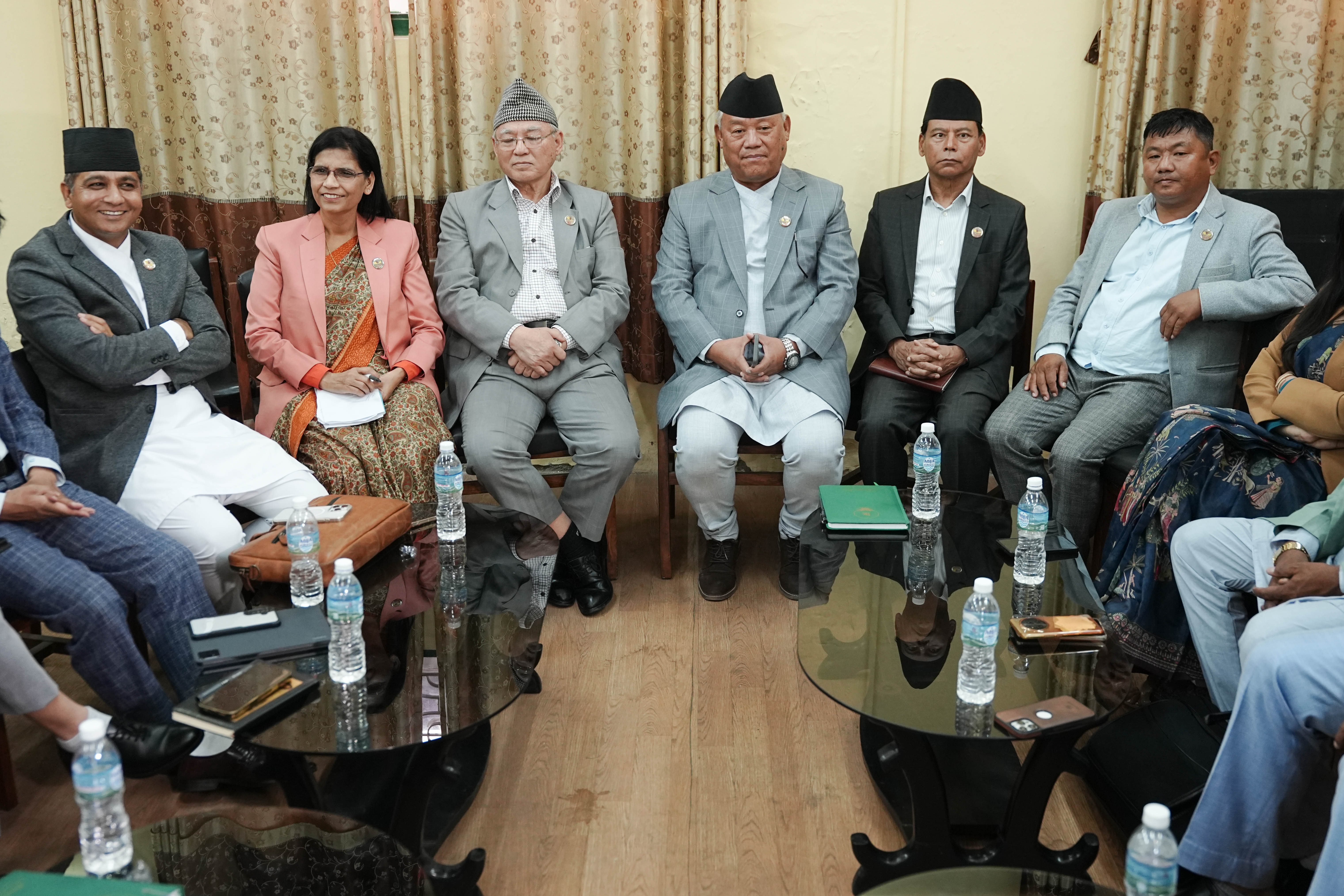 प्रधानमन्त्रीले माफी माग्नुपर्ने विपक्षीहरूको अडान